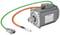 Ein grau-oranger Elektromotor von Siemens mit Kabelanschlüssen, geeignet für industrielle Maschinenanwendungen.