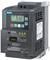 Ein grauer Siemens SINAMICS V20 Frequenzumrichter mit Display und Tasten zur Steuerung von Drehzahl und Leistung in industriellen Anwendungen.