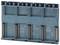 Ein graues Siemens PLC-Backplane-Modul mit mehreren Steckplätzen und technischen Markierungen, Modell S7-1500, für industrielle Anwendungen.