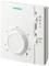 Ein weißes Raumthermostat mit Drehknopf für Temperatureinstellung von 5 bis 30 Grad Celsius und Schieberegler für Lüftersteuerung.