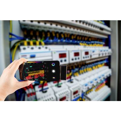 Ein Smartphone zeigt eine Wärmebildansicht von elektrischen Schaltkreisen in einem Schaltschrank.
