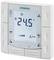 Temperaturregler von Siemens zeigt 24,5°C an. Symbole für Lüftergeschwindigkeit und Auto-Modus sind sichtbar.