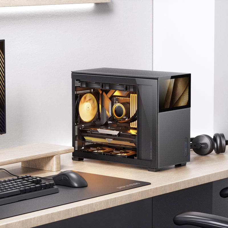 Ein moderner Computer mit durchsichtiger Seitenwand zeigt orange leuchtende Lüfter im Inneren, auf einem Schreibtisch neben Tastatur und Maus.
