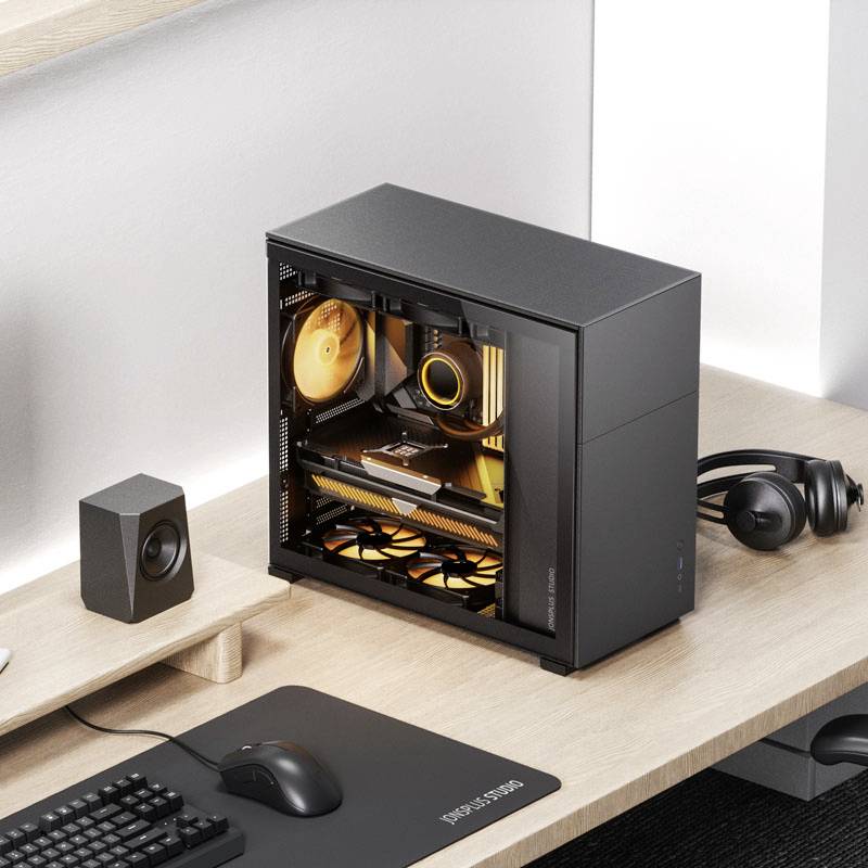 Ein schwarzer Computer mit leuchtenden Lüftern steht auf einem Schreibtisch neben Kopfhörern. Büroausstattung. Modernes Design.