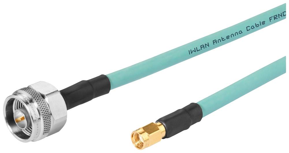 'Industrielles WLAN-Antennenkabel' mit einem SMA-Stecker aus Messing und einem N-Stecker aus Metall, grüne Ummantelung.