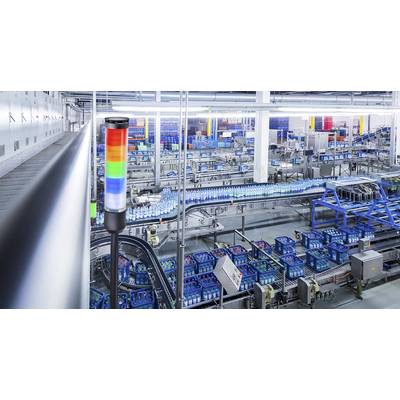 Eine automatisierte Getränkefabrik mit Fließbändern voller Flaschen. Ein mehrfarbiges Warnlicht signalisiert den Produktionsstatus.