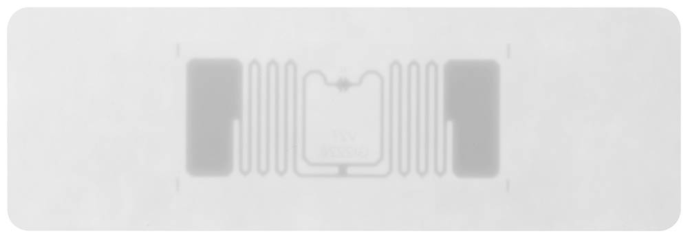 Ein RFID-Etikett auf einem weißen Hintergrund, bestehend aus einer kleinen Antenne und einem Mikrochip in der Mitte.