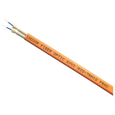 Orange Glasfaserkabel mit der Aufschrift 'INDOOR FIBER OPTIC SXW1 820-7AH10 FRNC'. Zwei freiliegende Fasern sichtbar.