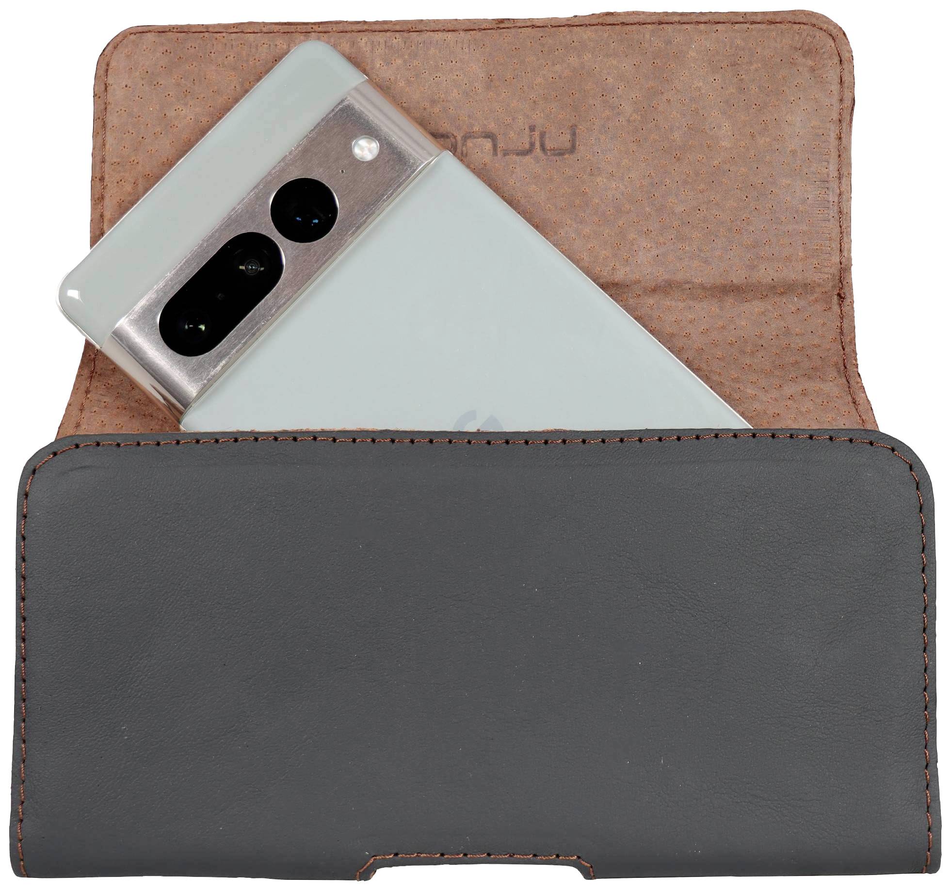 Ein Smartphone liegt teilweise in einer offenen schwarzen Ledertasche mit braunem Innenfutter.