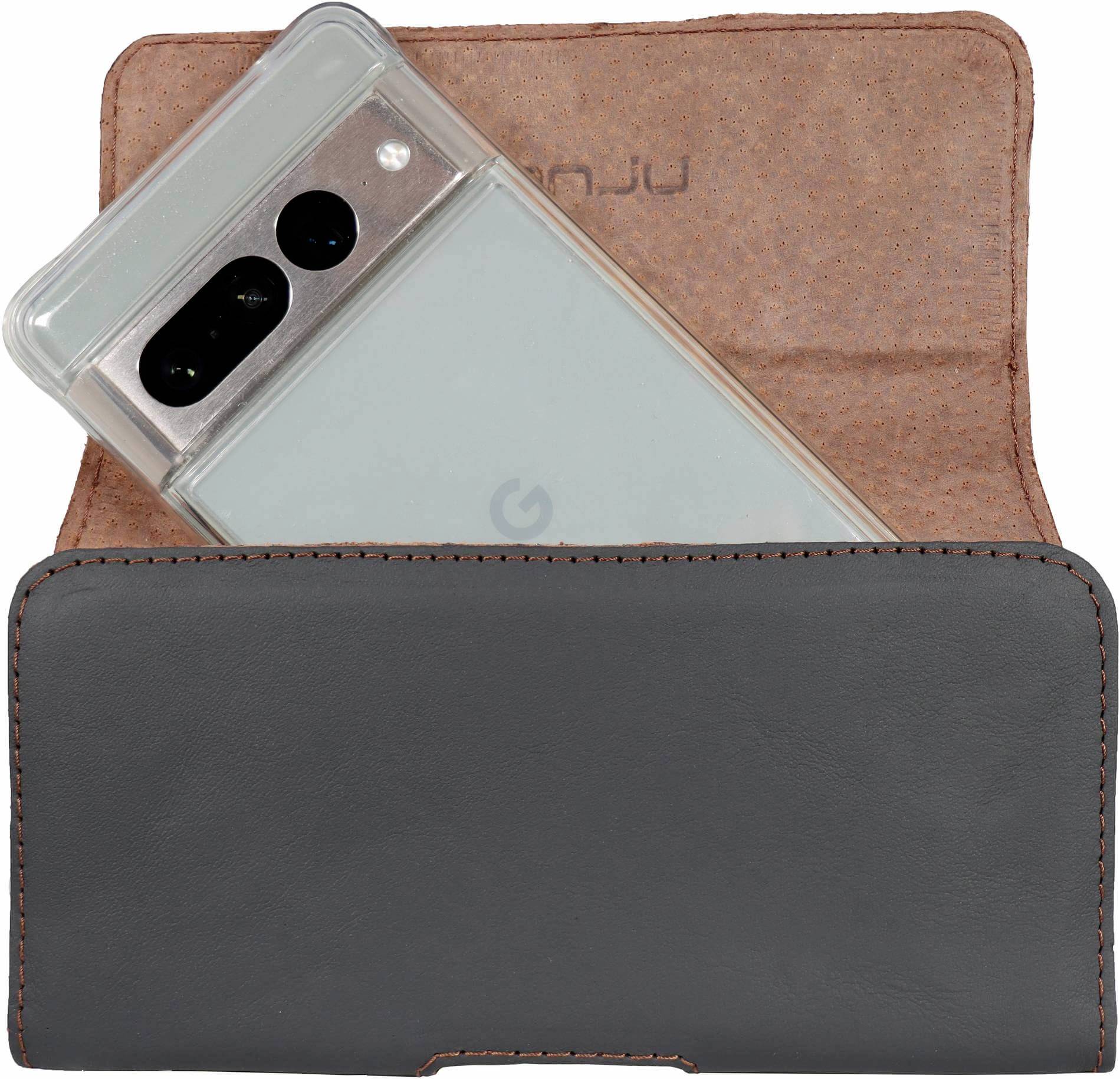 Ein Smartphone mit transparentem Case steckt in einer offenen, braunen Lederhülle mit einer Tasche.