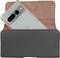 Ein Smartphone mit transparentem Case steckt in einer offenen, braunen Lederhülle mit einer Tasche.