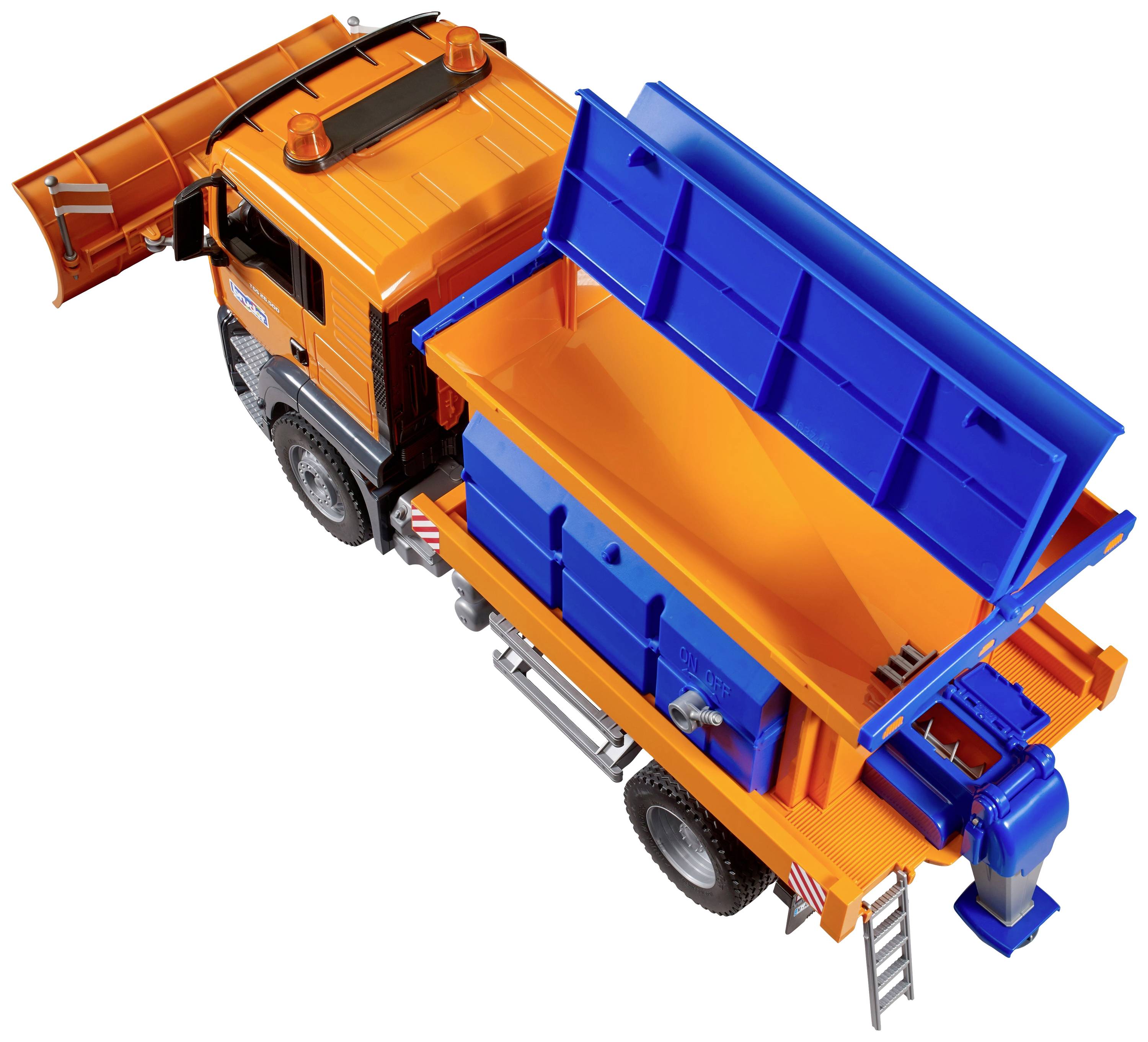 Ein orangefarbenes Spielzeug-Müllauto mit blauer Ladefläche, geöffnetem Deckel und hochgeklappter Seitenklappe steht bereit.