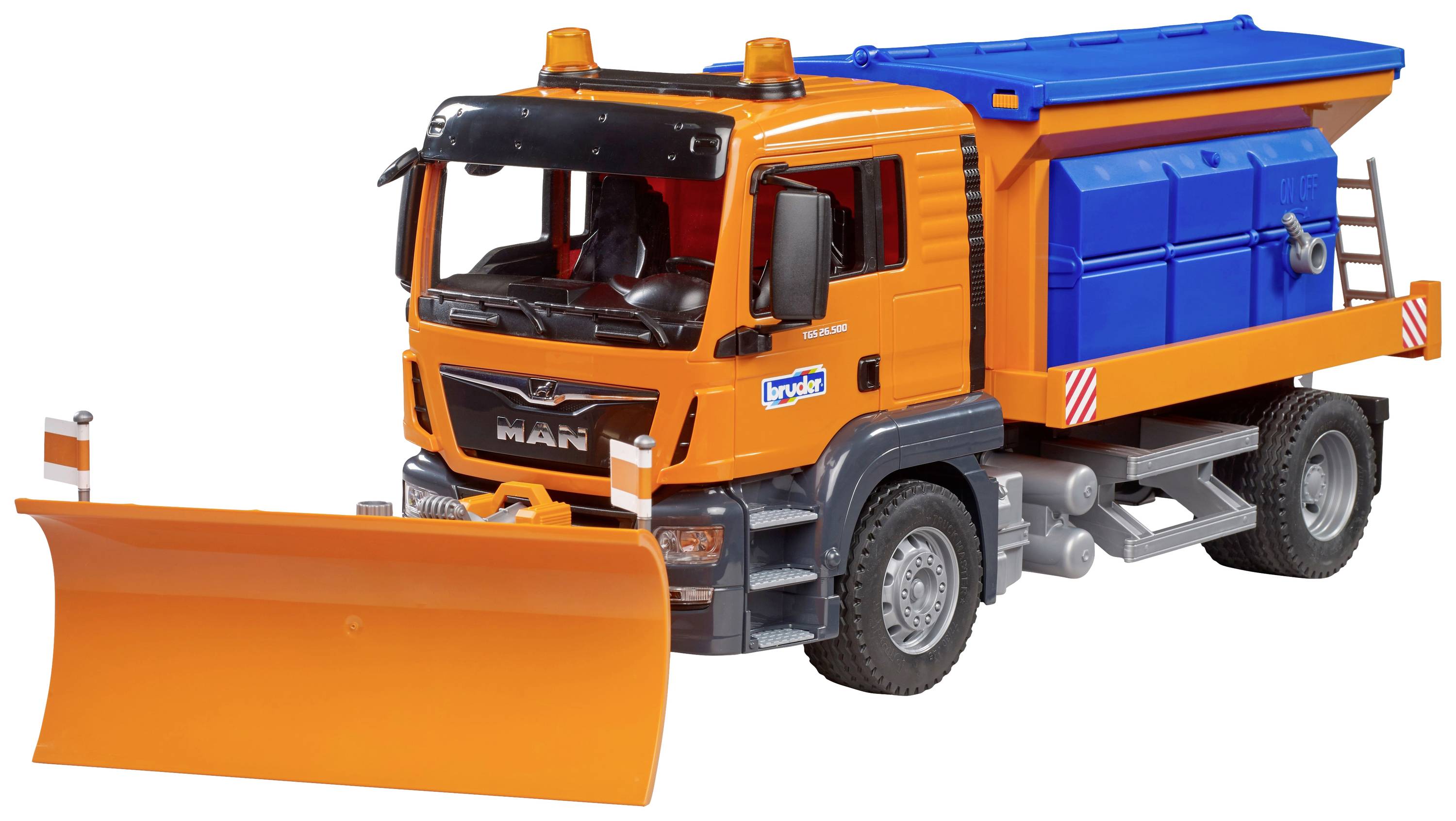 Ein orangefarbener Spielzeug-Pritschenwagen mit Schneepflug und Strohhut auf dem Dach vor weißem Hintergrund.