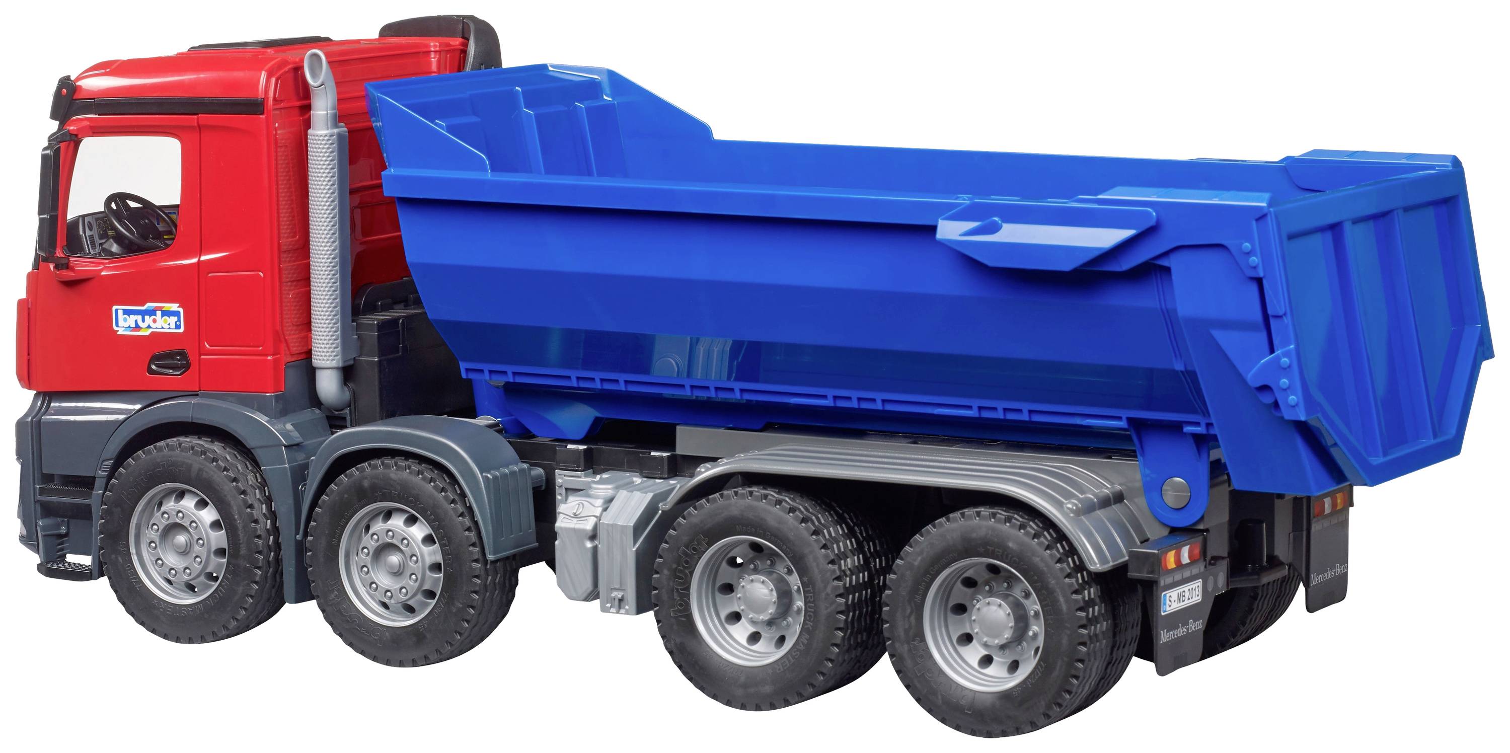 Rotes Spielzeug-Lkw mit blauem Kippanhänger steht auf weißem Hintergrund; ideal für Kinder im Rollenspiel oder als Sammlerstück.