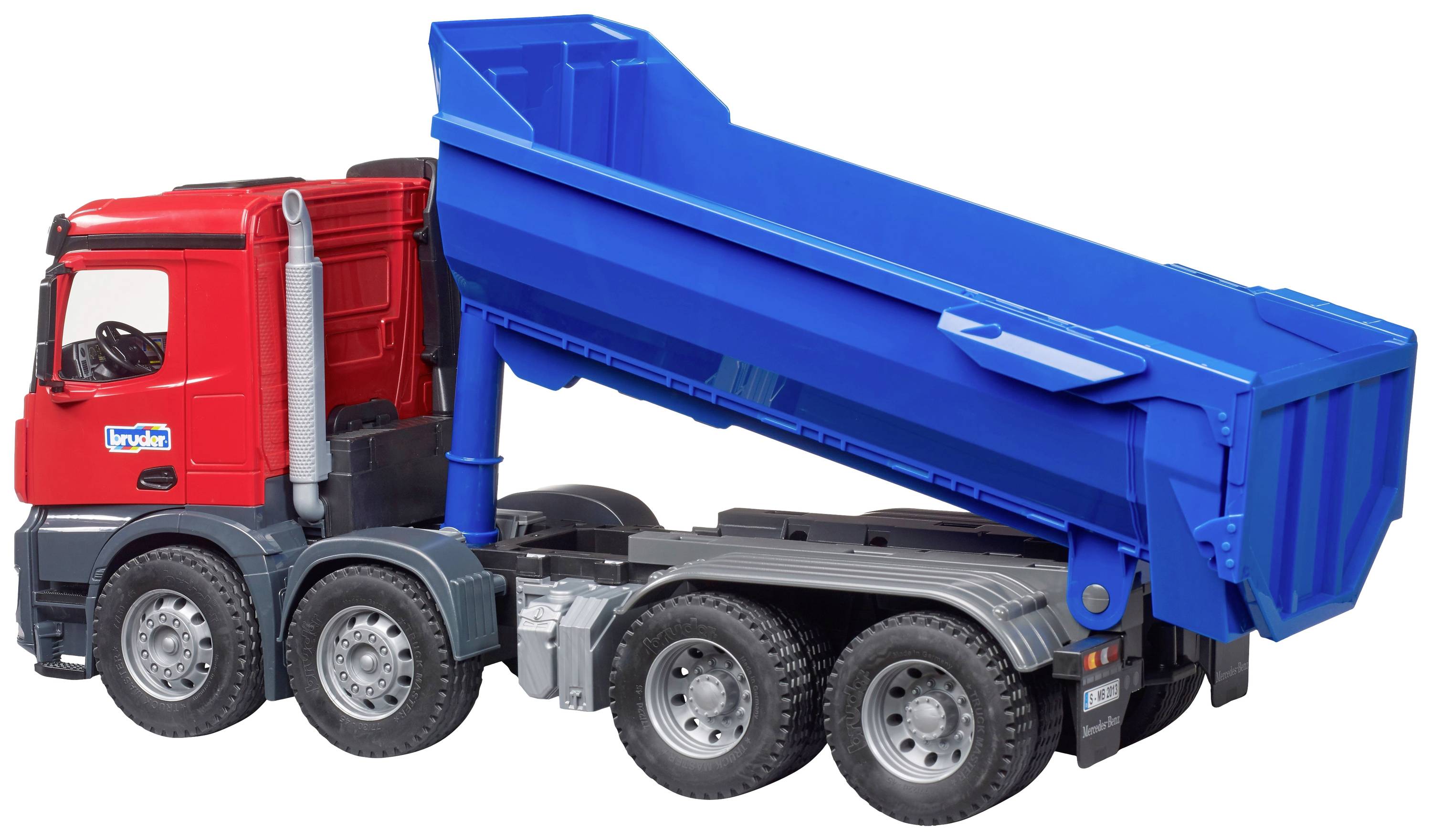 Ein roter Spielzeug-Lastwagen mit blauer Kippmulde, die hochgekippt ist. Der Lastwagen hat sechs Räder und sieht robust aus.