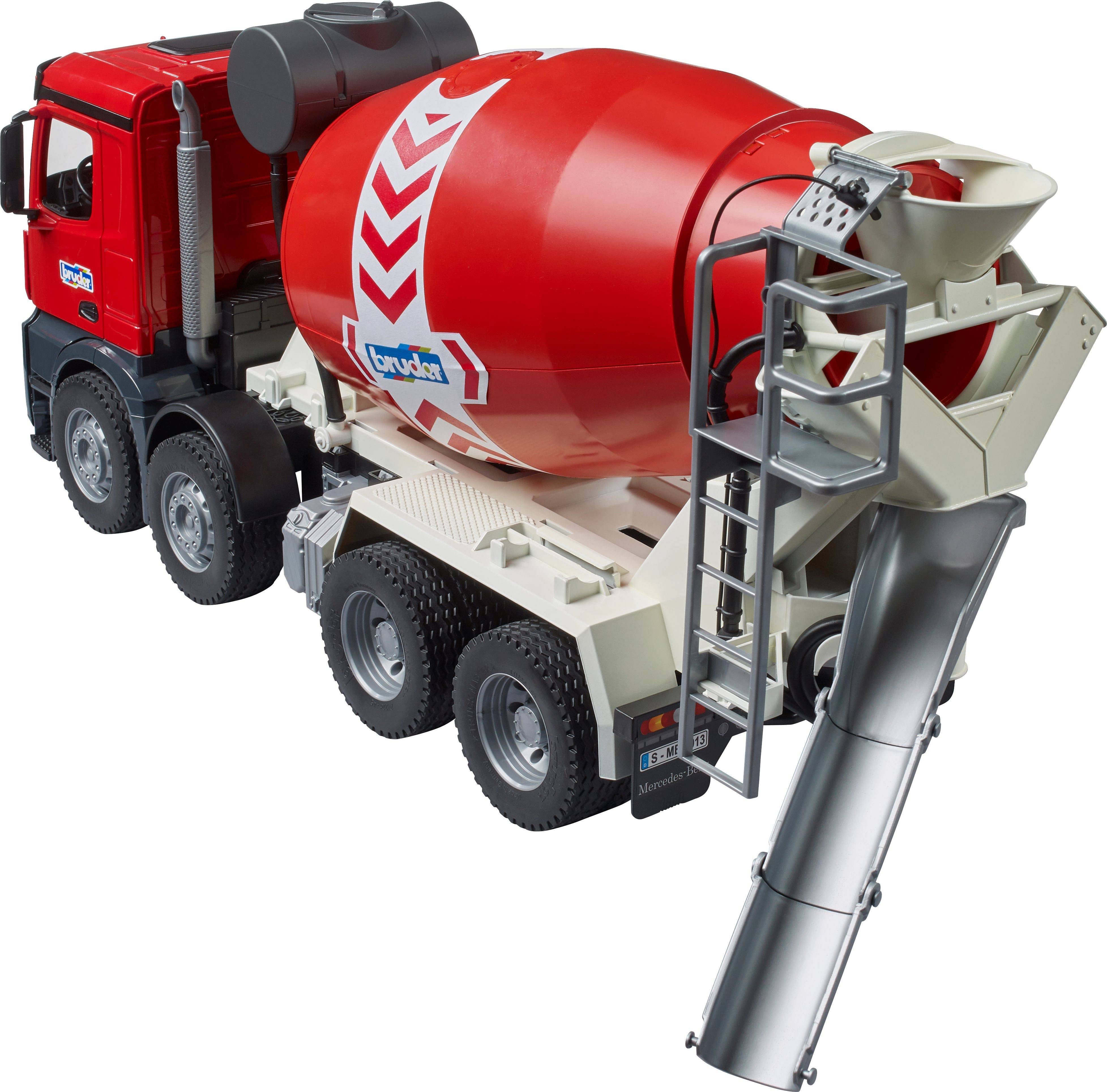 Ein roter Betonmischer-Lkw mit einem großen, rot-weißen Mischtank. Seitlich ist eine Leiter angebracht.