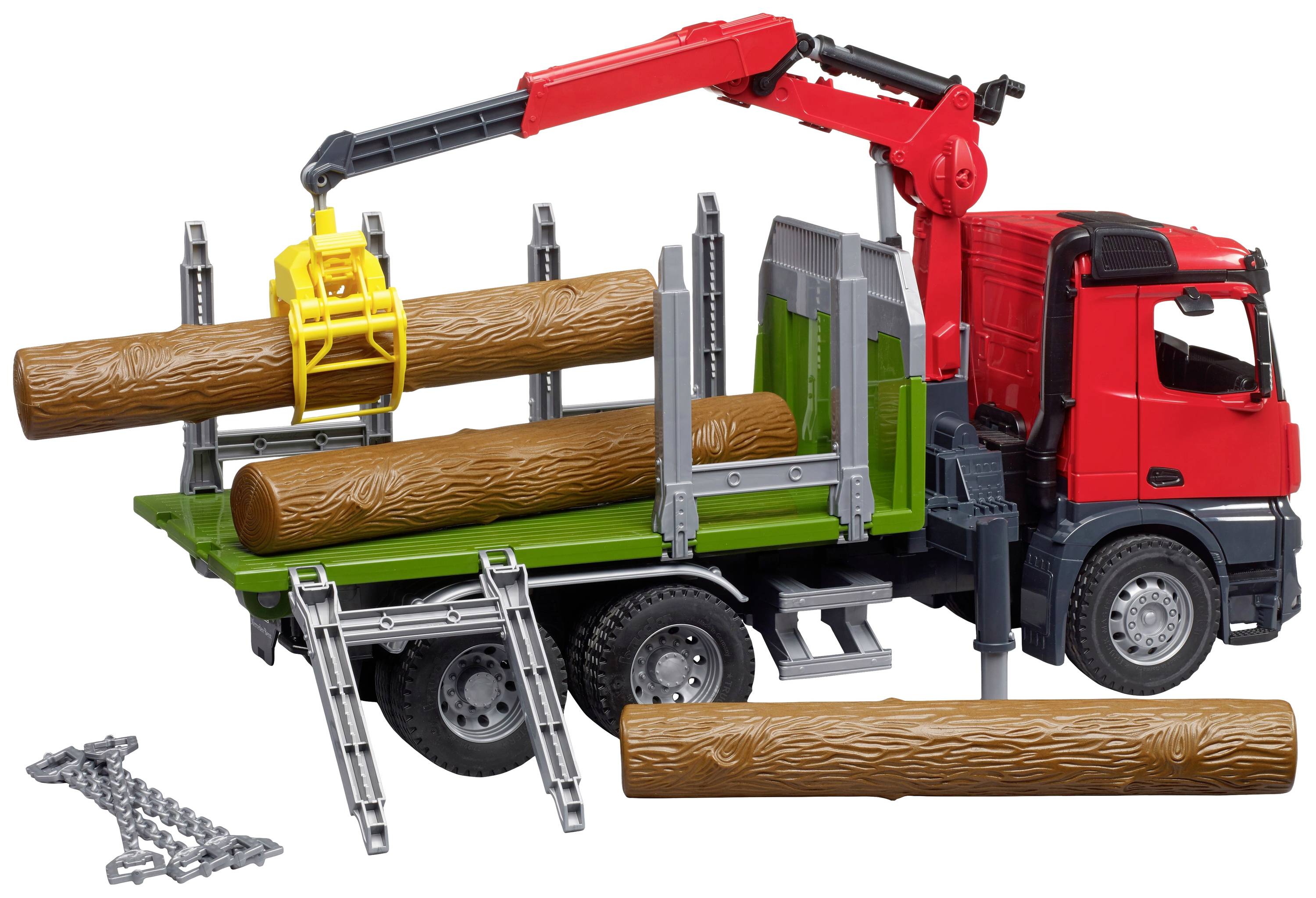 Ein roter Lastwagen mit Kran hebt Baumstämme auf die Ladefläche. Ketten und Leitern sind neben dem Fahrzeug zu sehen.