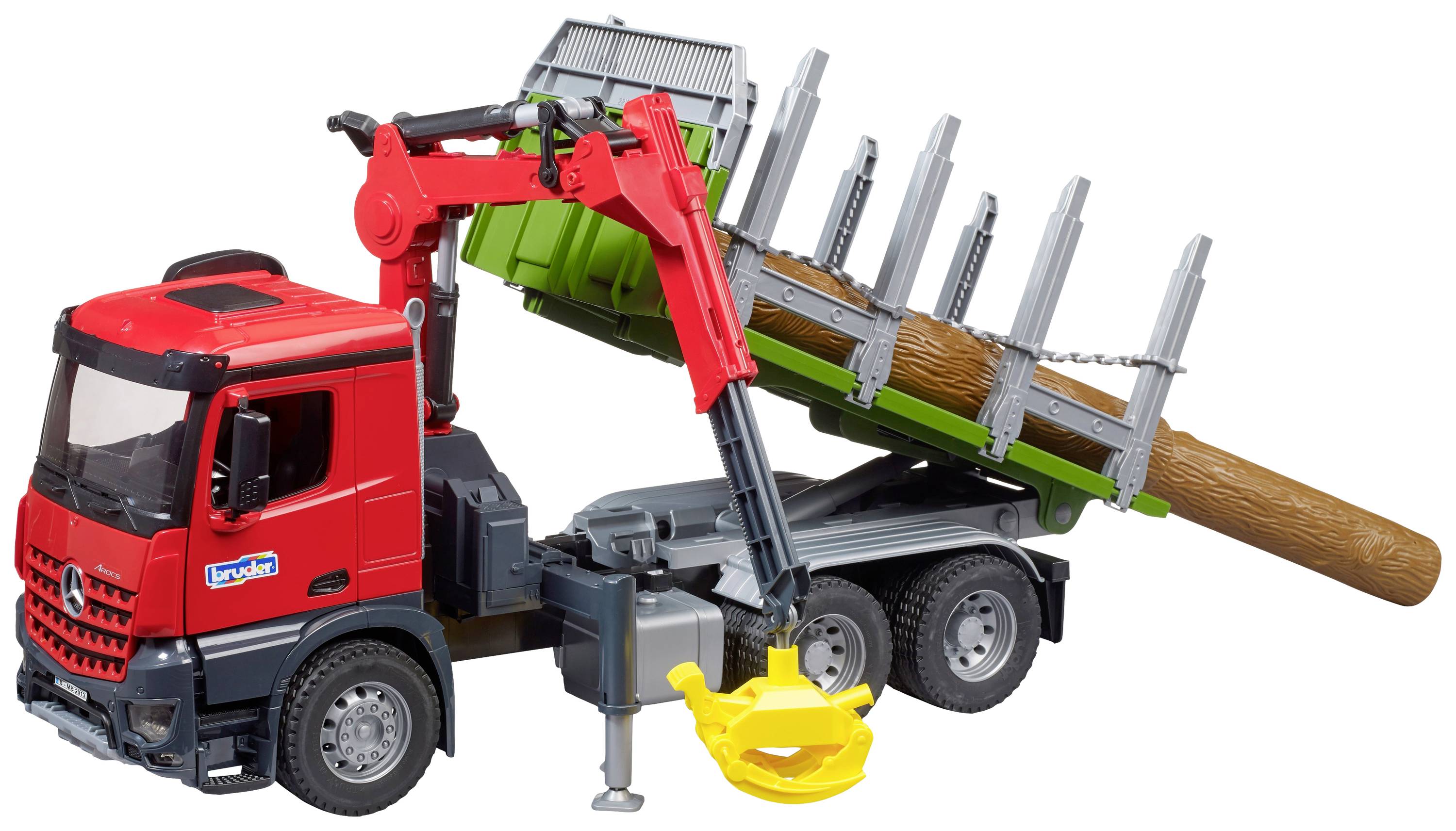 Ein Spielzeug-LKW mit roter Kabine und grünem Anhänger transportiert einen Holzstamm. Ein Kran mit Greifer hebt den Stamm.