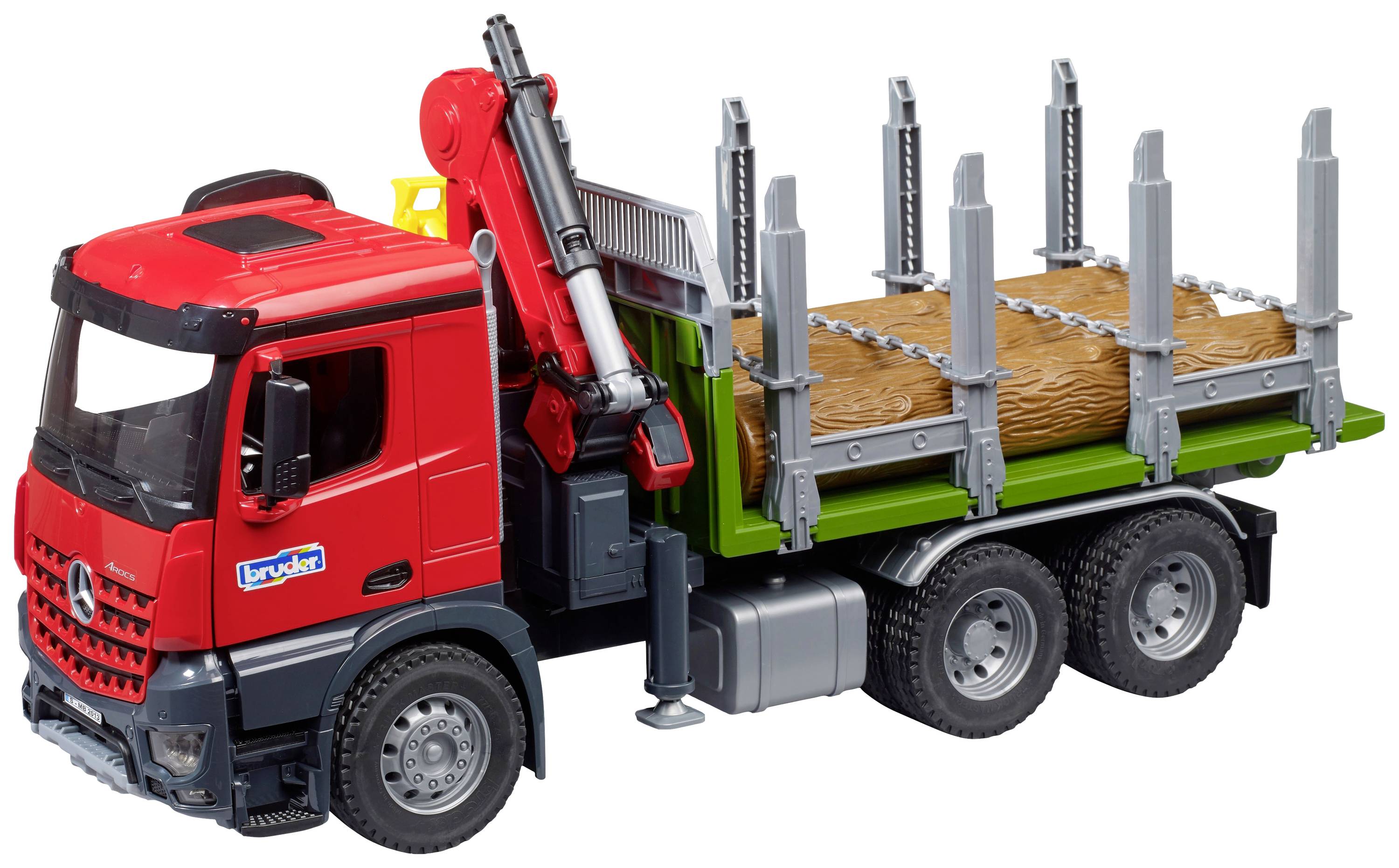 Ein roter Spielzeug-LKW mit einem Kran arm, beladen mit Holzstämmen. Der LKW hat sechs Räder und eine grüne Ladefläche.