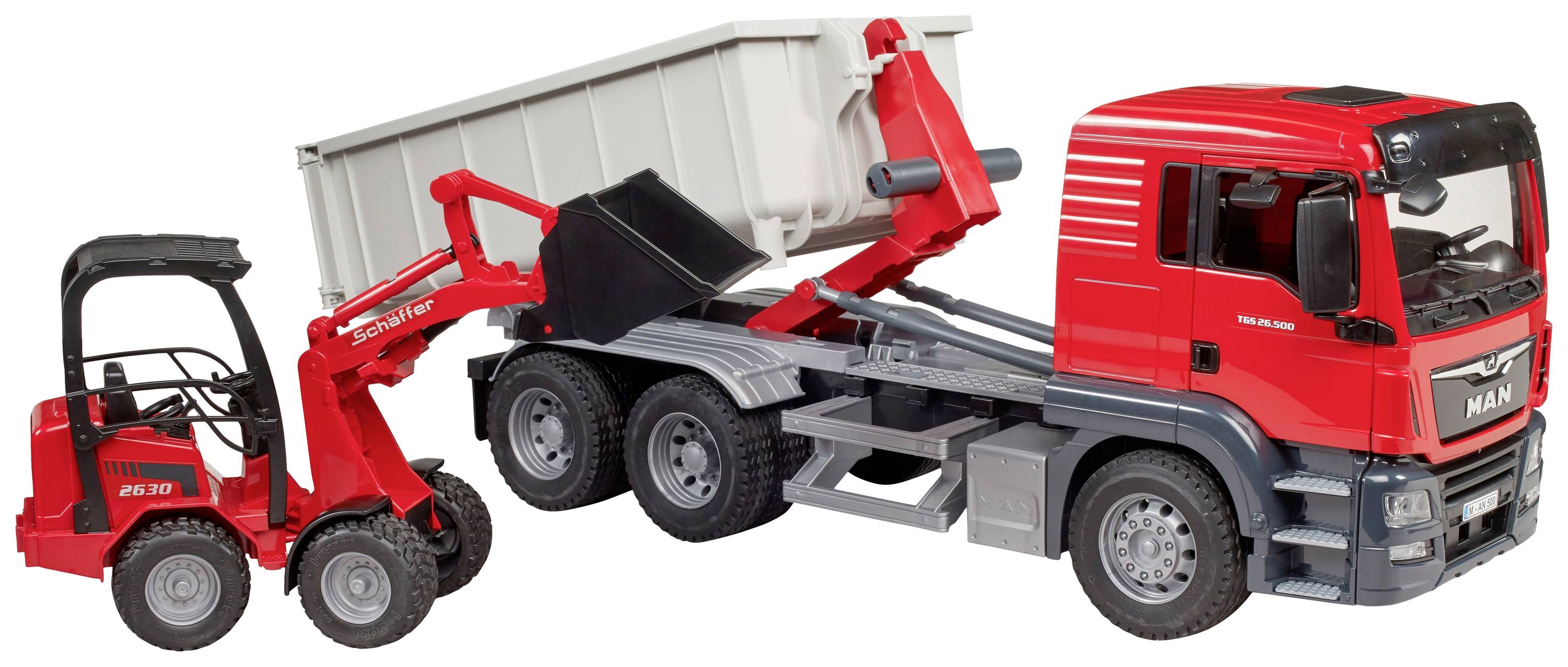 Ein roter Spielzeug-Lkw mit einem kippbaren Container wird von einem kleineren roten Mini-Lader beladen.