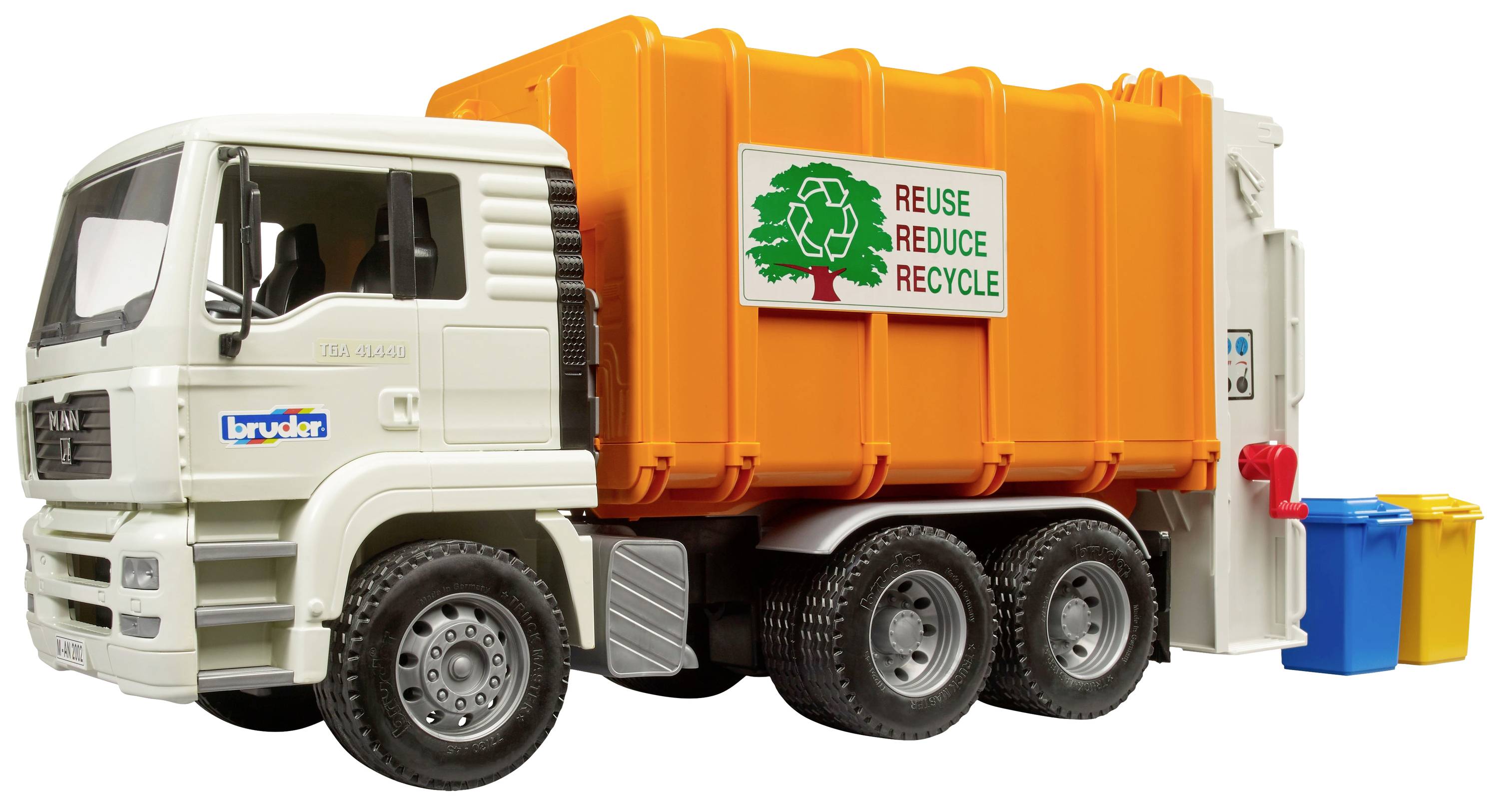 Ein weiß-orangefarbener Müllwagen mit der Aufschrift 'Reuse, Reduce, Recycle' beladen mit farbigen Mülltonnen für Recyclingzwecke.