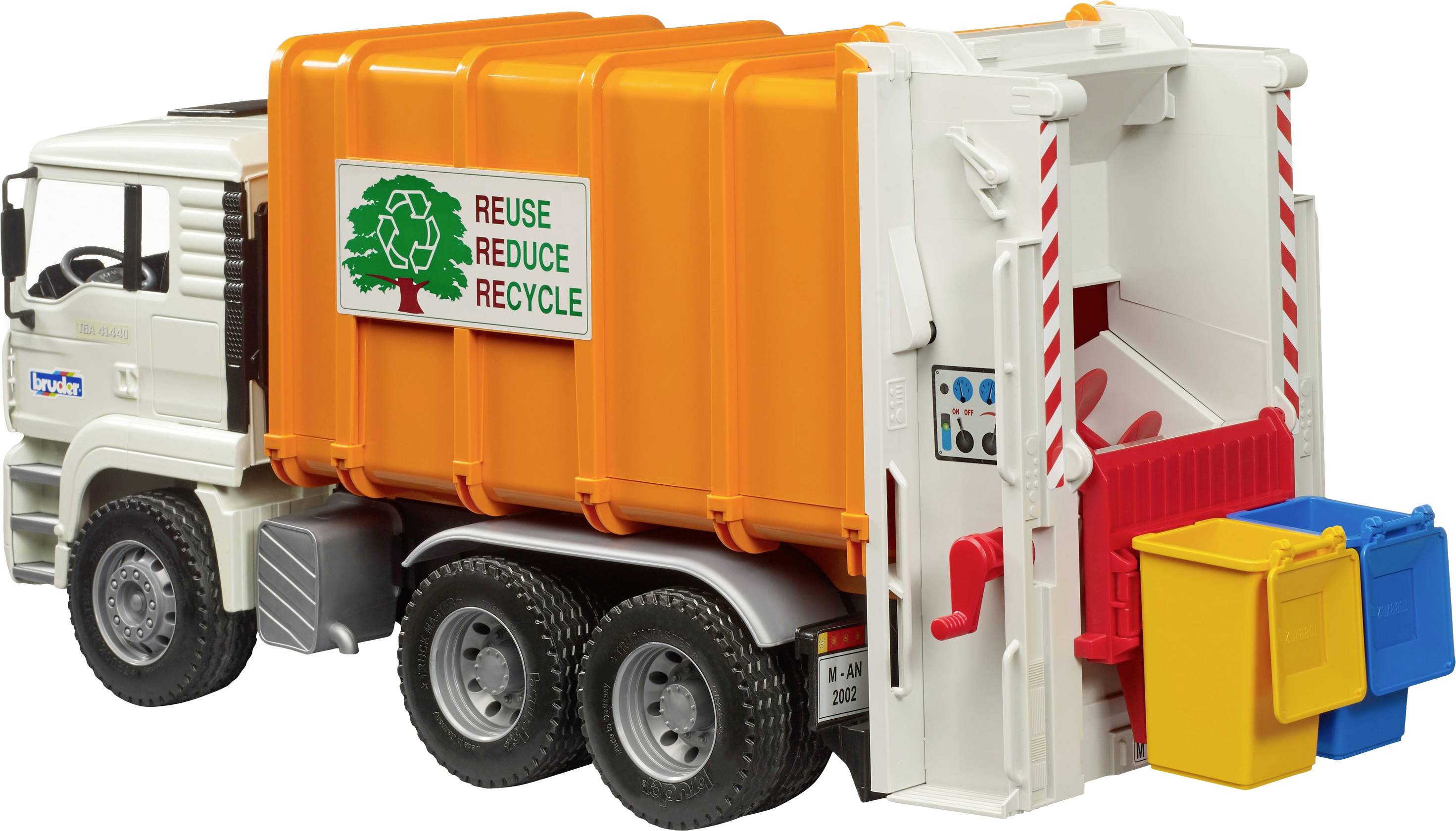 Ein Spielzeug-Müllwagen mit orangefarbenem Container, beschriftet mit 'Reuse, Reduce, Recycle', hebt gelbe und blaue Tonnen an.