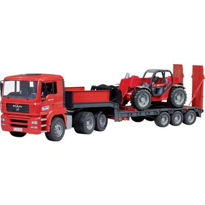 Ein roter Lastwagen transportiert einen roten Teleskoplader auf einem großen Anhänger. Der Teleskoplader ist gesichert.