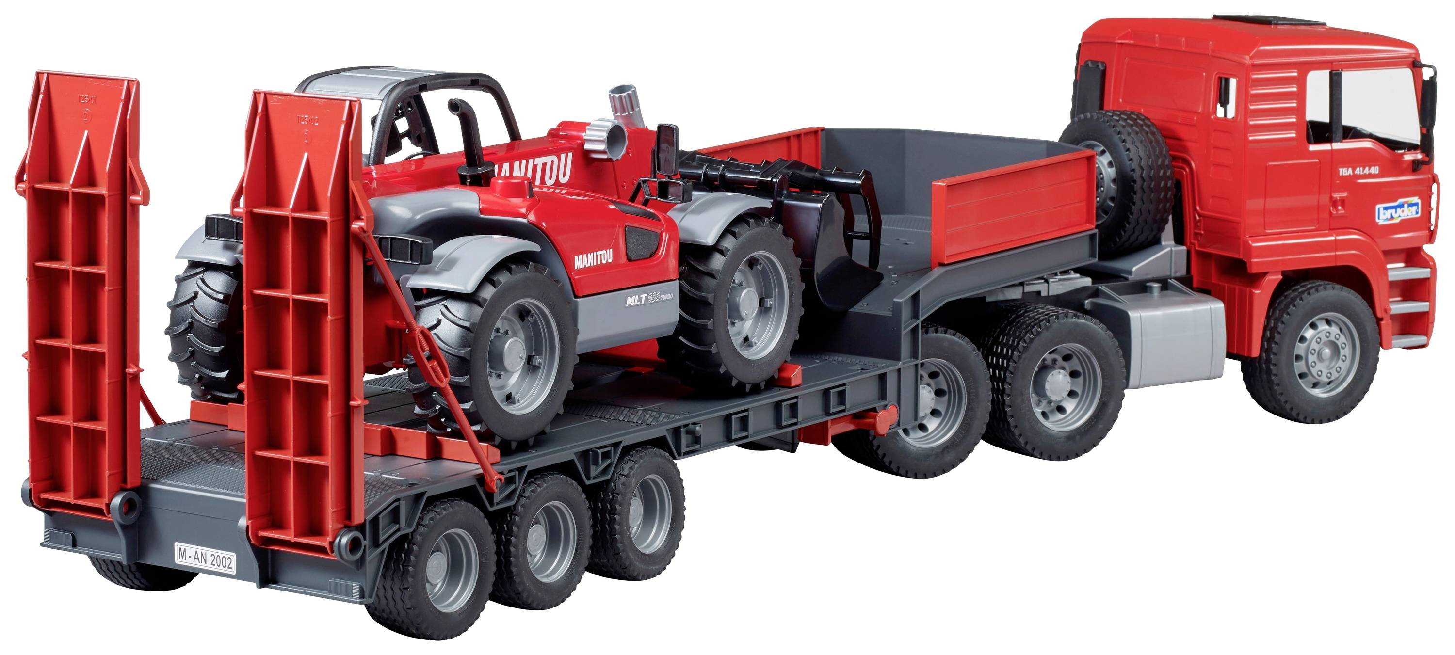 Ein roter Spielzeug-Lkw mit Anhänger transportiert einen roten Gabelstapler. Beide sind detailliert modelliert, für Kinder geeignet.