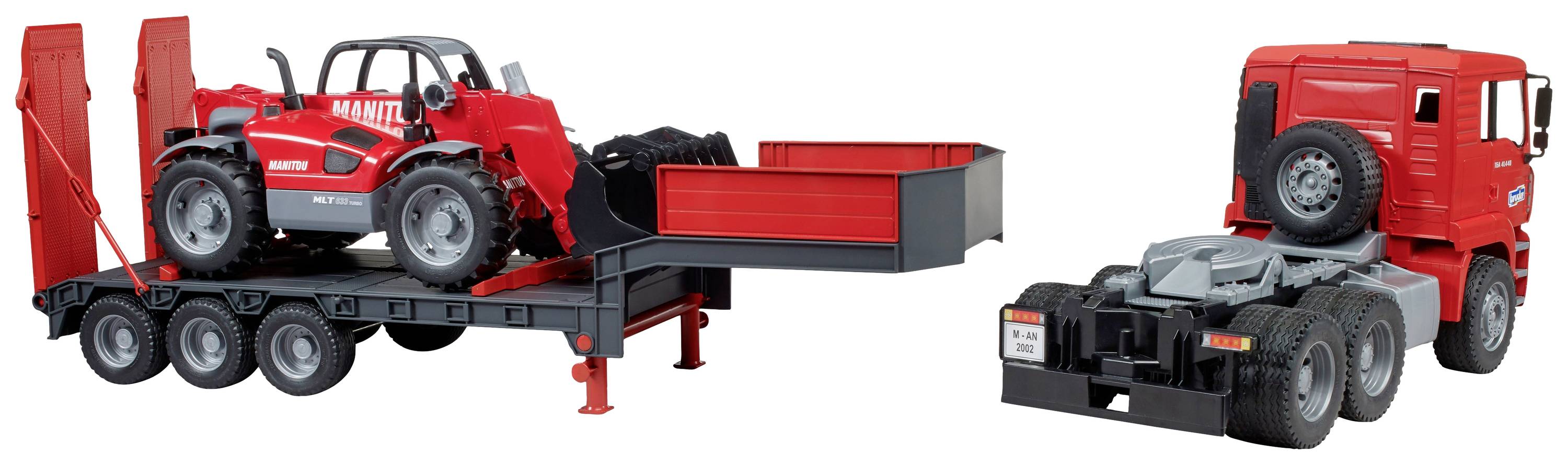 Ein roter Spielzeug-Traktor auf einem Anhänger, daneben ein roter Spielzeug-LKW. Der Anhänger ist zur Beladung geneigt.