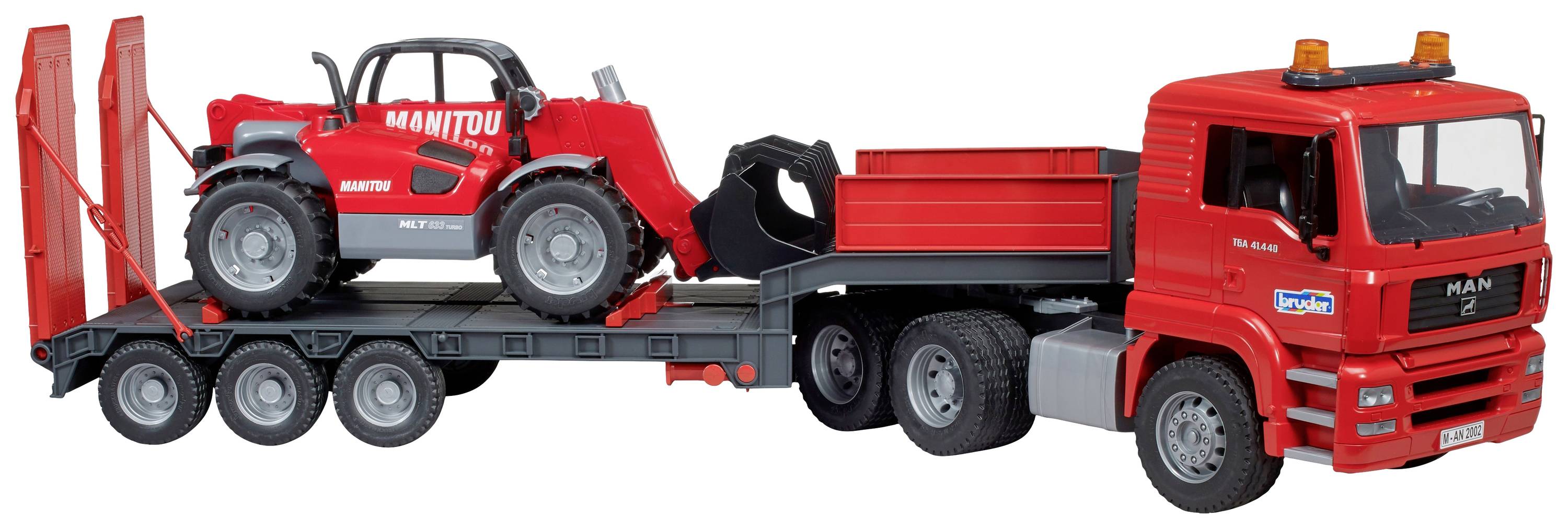 Ein roter LKW mit Anhänger transportiert einen roten Gabelstapler. Der Gabelstapler ist auf dem Anhänger gesichert.