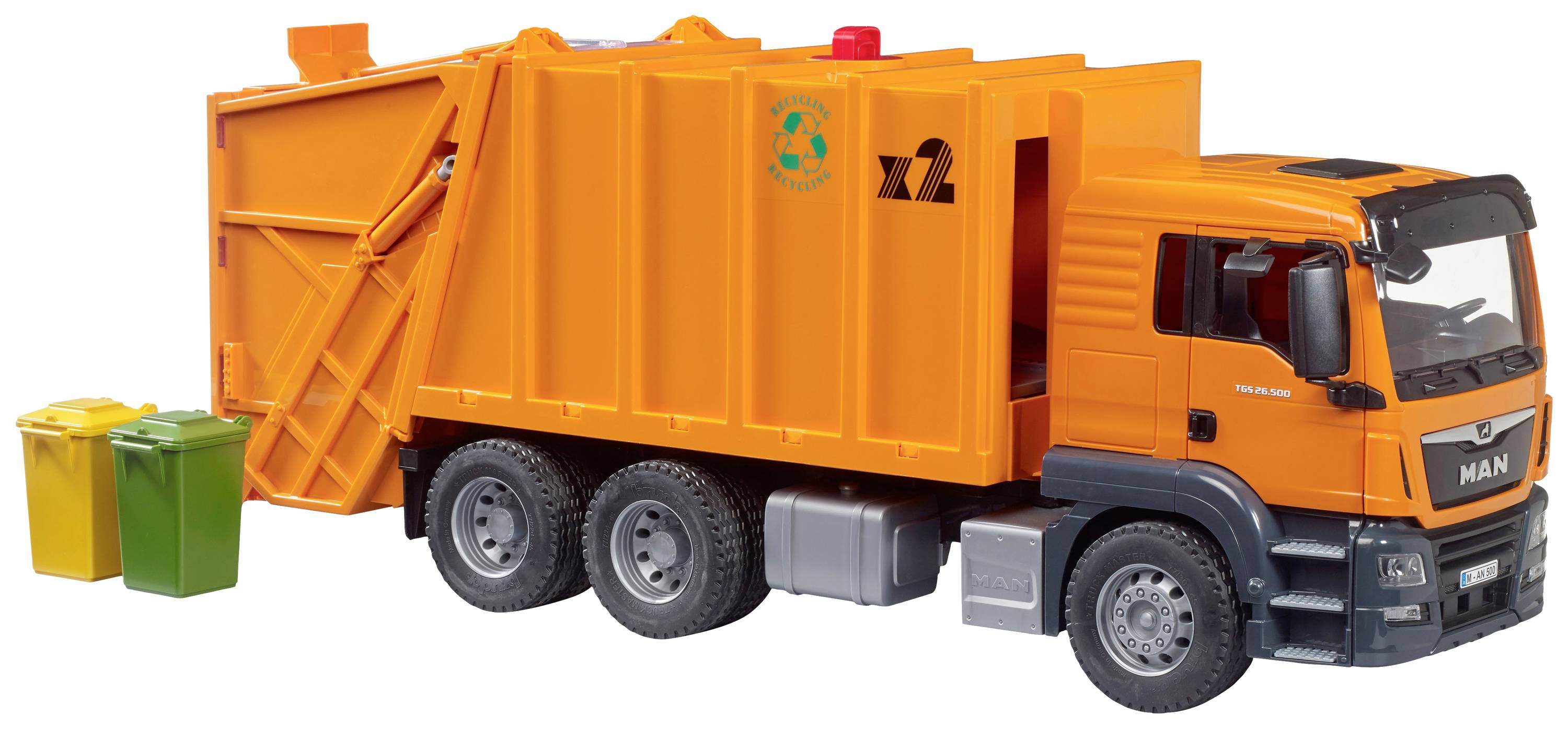 Ein orangefarbener Müllwagen mit einem Recycling-Symbol und gelben sowie grünen Mülltonnen daneben. Der Wagen hat sechs Räder.