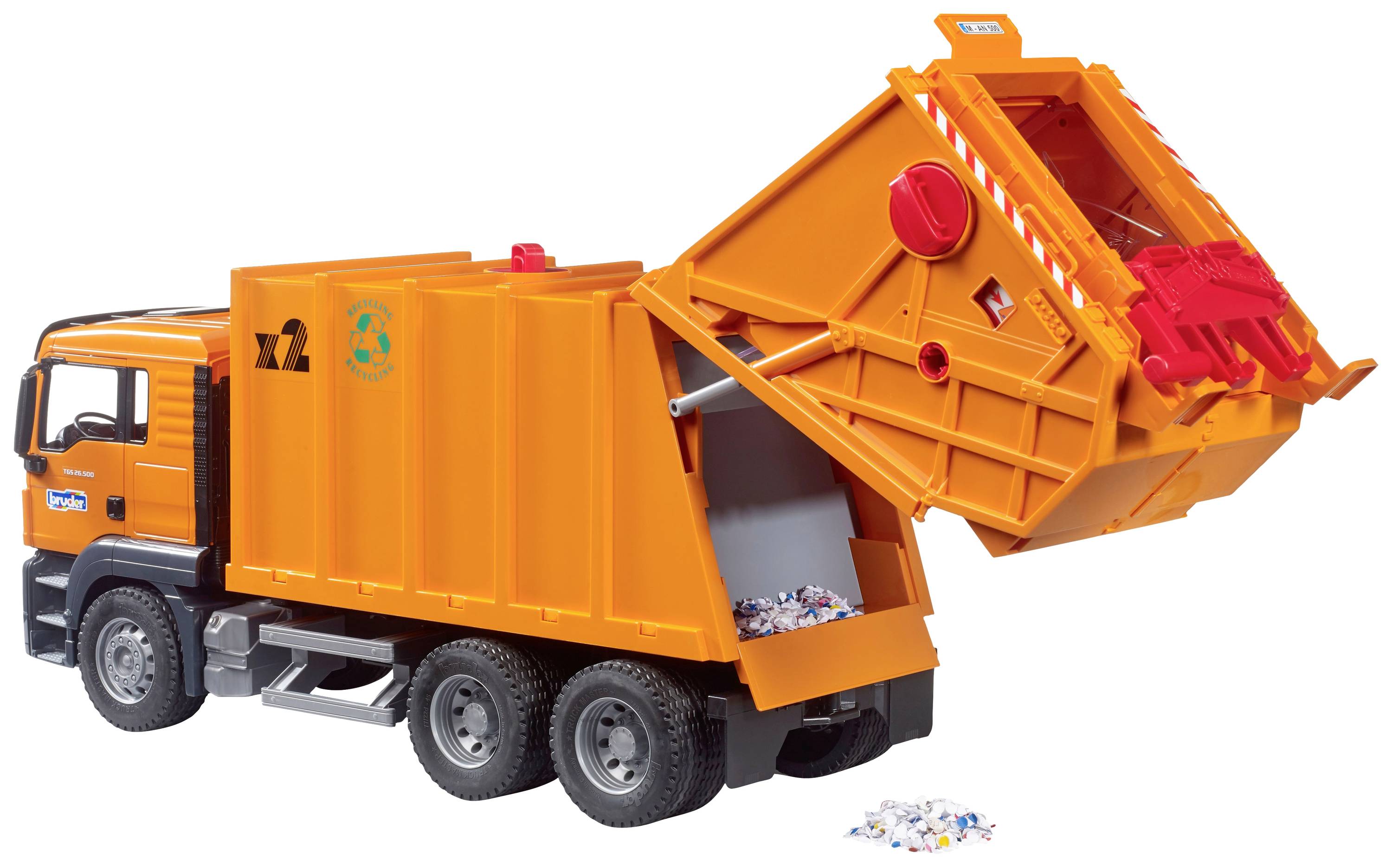 Spielzeug-Müllwagen mit orangener Lackierung, geöffnetem Heck und verstreutem Müll auf dem Boden.