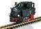 Eine schwarze Modell-Dampflokomotive mit der Aufschrift '99 5016' fährt auf Schienen. Sie zeigt detaillierte Elemente und Radsätze.