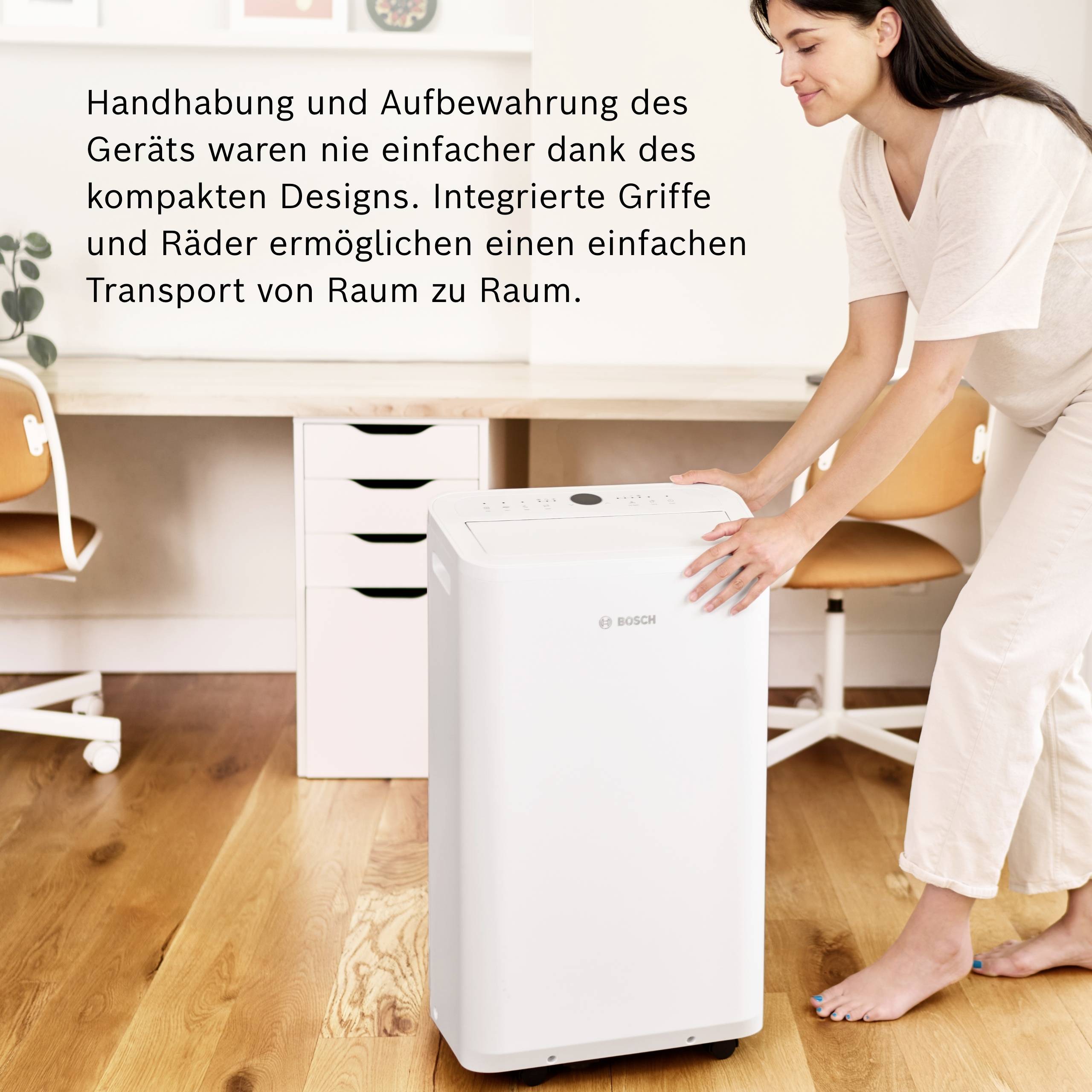 Frau kniet neben einem weißen Bosch Gerät im Raum. Ein Text erklärt die einfache Handhabung und Aufbewahrung durch das kompakte Design.