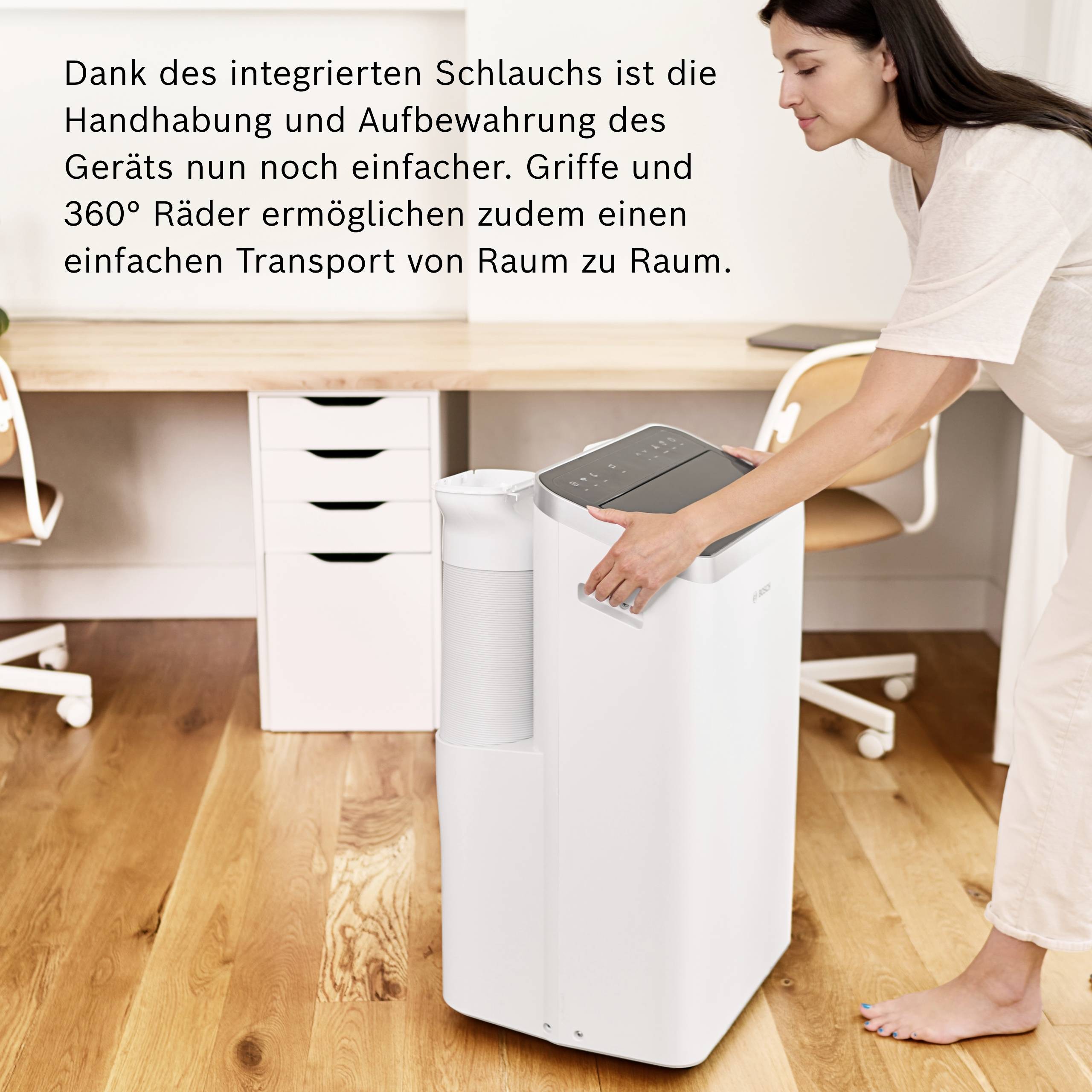 Eine Person bedient ein tragbares Klimagerät mit integriertem Schlauch. Der Text betont die einfache Handhabung und Mobilität im Raum.