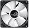 Ein Computerlüfter mit weißen Lüfterblättern und einem schwarzen Gehäuse; auf der Nabe ist ein stilisiertes Logo abgebildet.