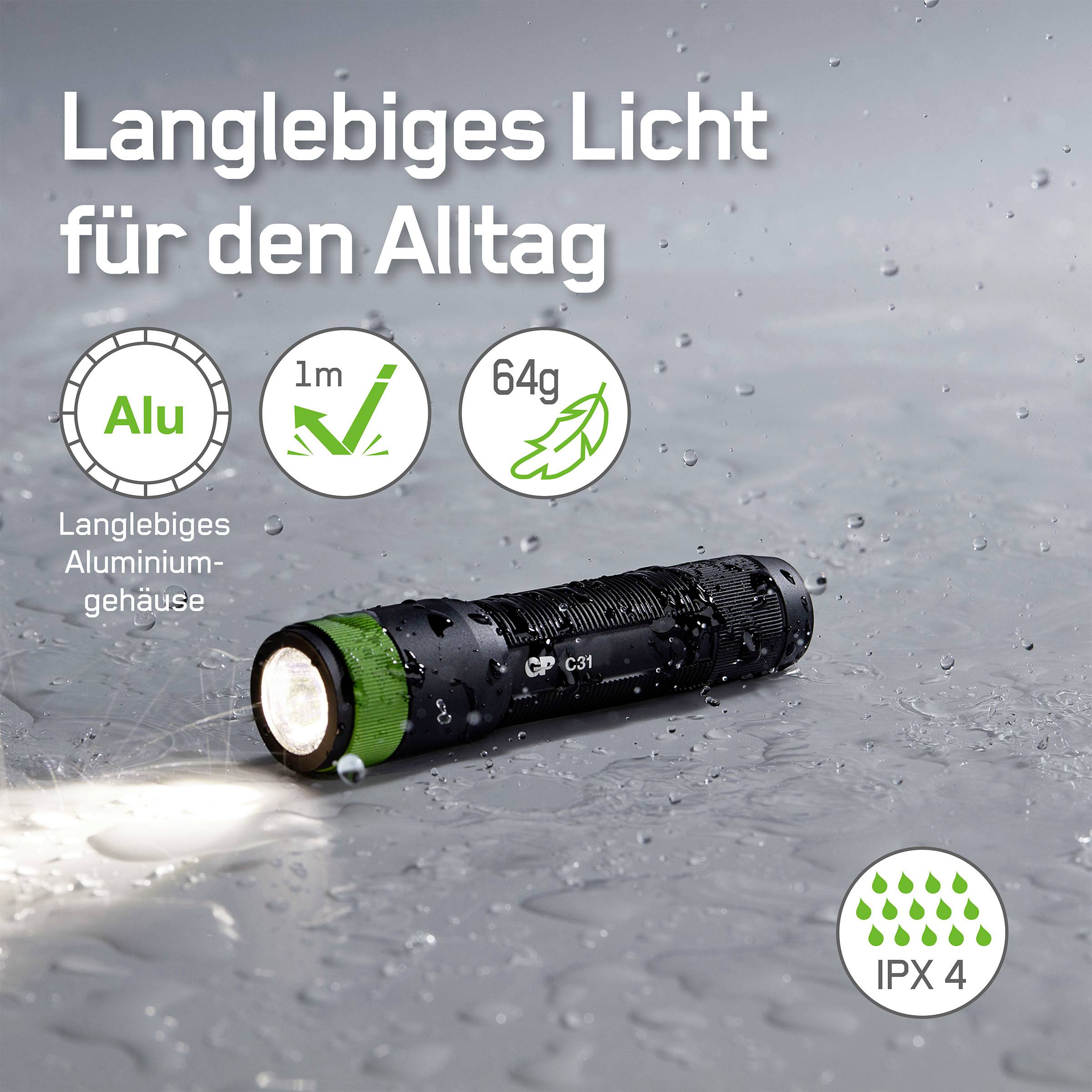 Taschenlampe auf nasser Oberfläche, mit Text 'Langlebiges Licht für den Alltag'. Symbole für Aluminium, 1m Fallhöhe, 64g, IPX 4.