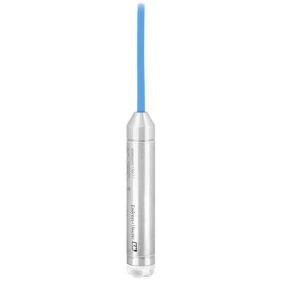 Silberner zylindrischer Sensor mit blauem Kabel an der Oberseite. Gerät ist länglich und könnte zur Flüssigkeitsmessung dienen.