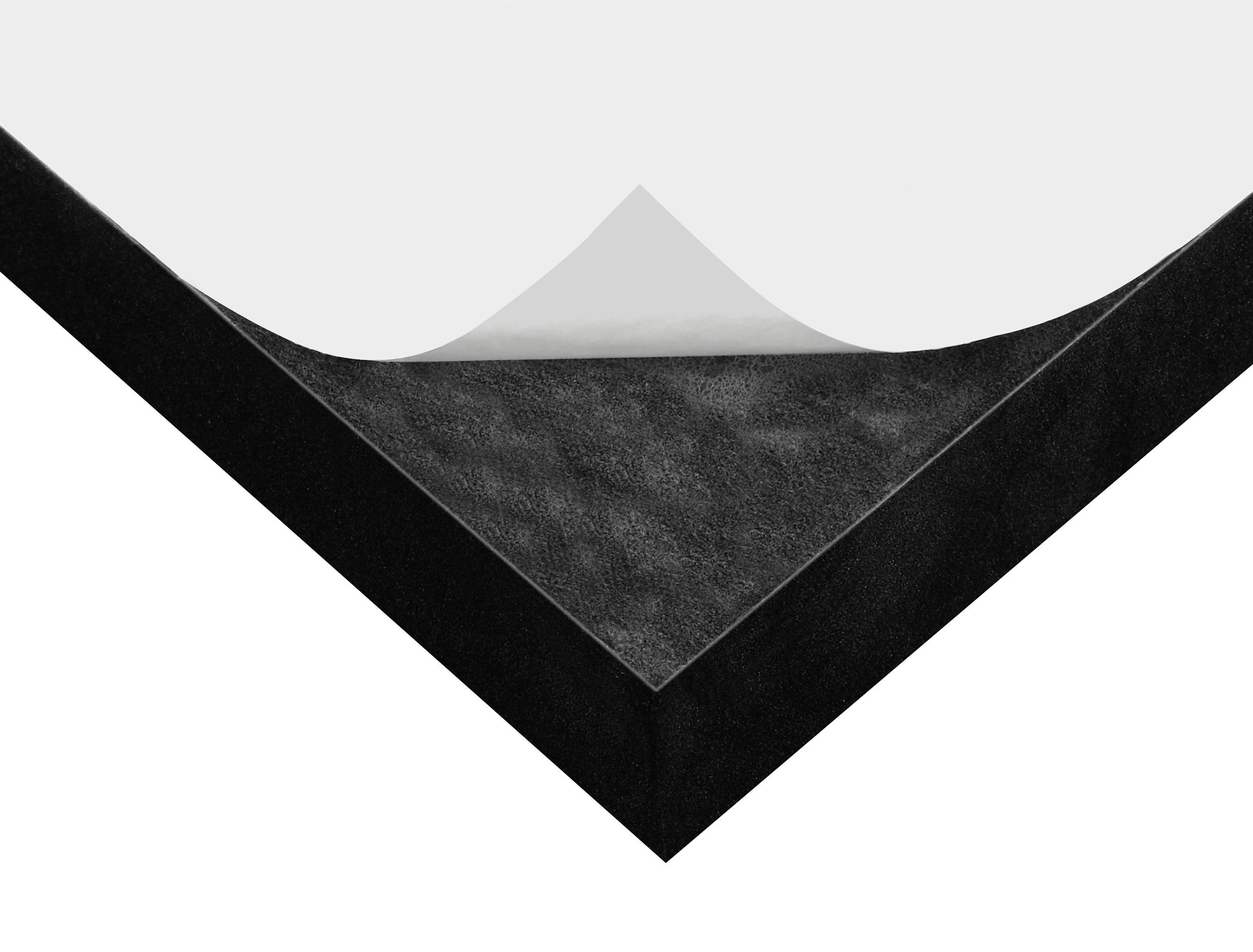 Schwarze Schaumstoffplatte mit abziehbarer, weiß-transparenter Schutzfolie an einer Ecke, zeigt Texturschicht darunter.