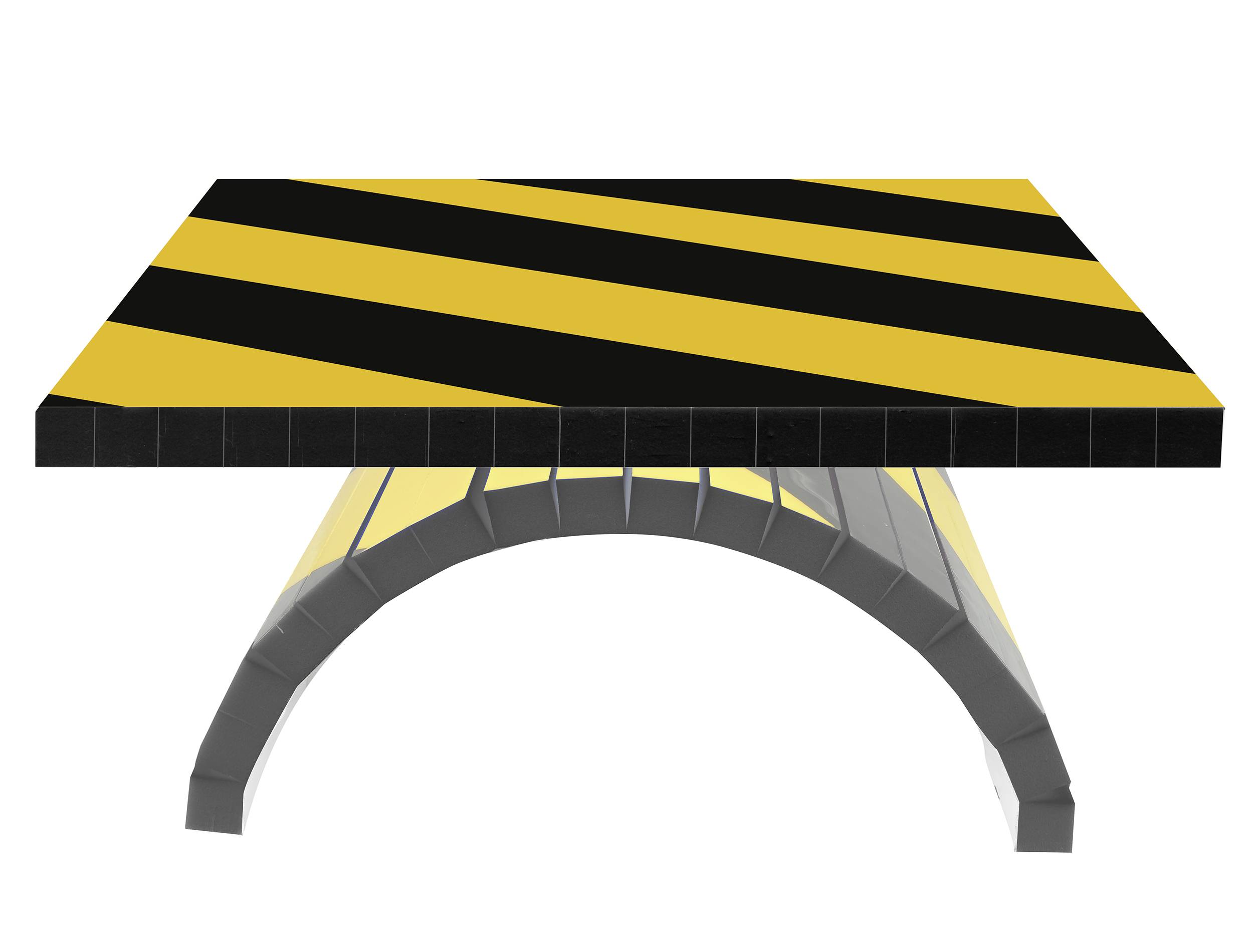 Ein Tisch mit schwarz-gelb gestreifter Tischplatte und einem gebogenen, gestreiften Bein in Architektur-Design.