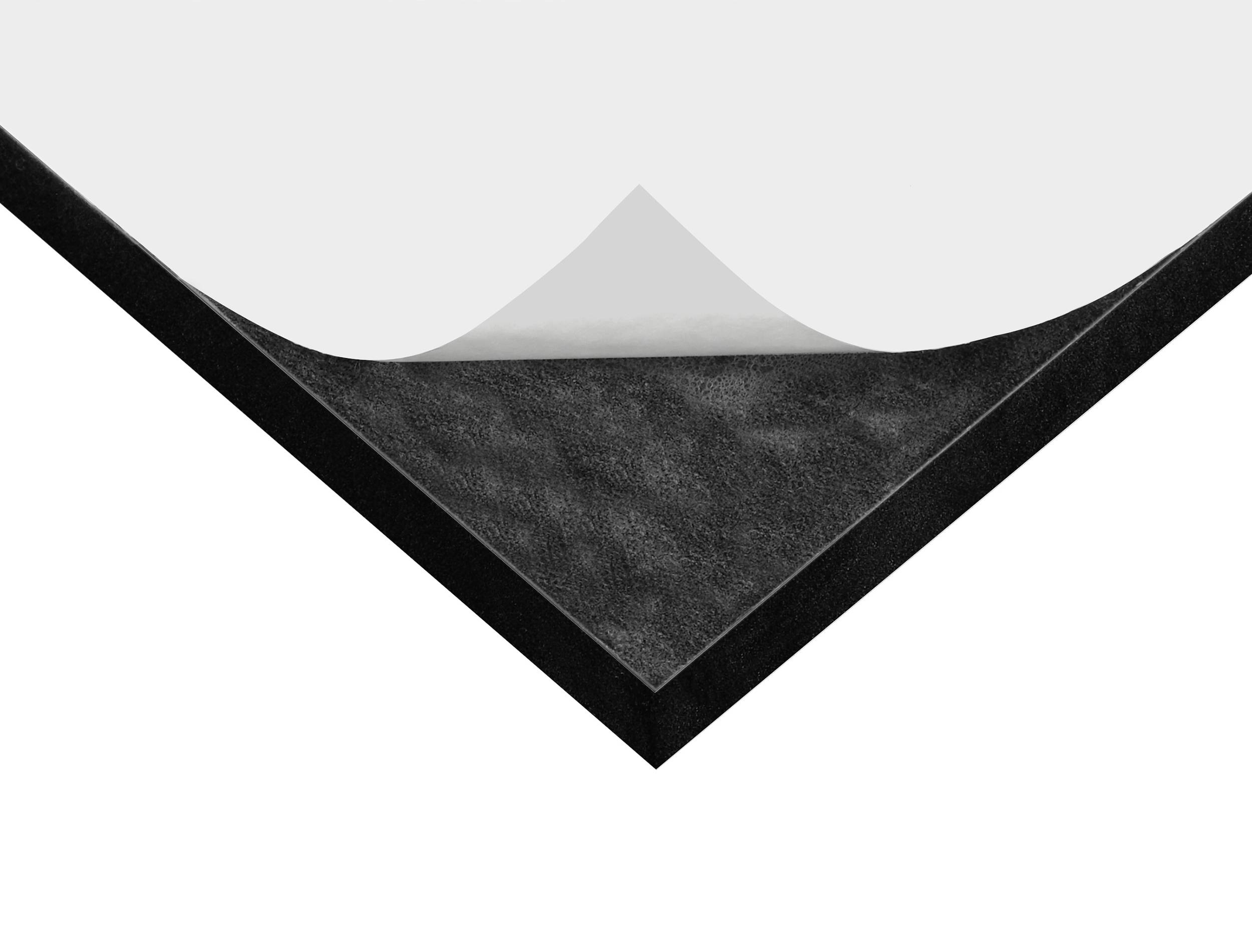 Eine Nahaufnahme einer schwarzen Materialschicht mit einer leicht gewölbten Ecke und darunterliegenden Struktur.