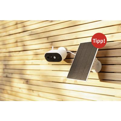 'Überwachungskamera mit Solarpanel an einer Holzwand. Ein roter Kreis mit dem Wort "Tipp!" kennzeichnet ein Highlight.'