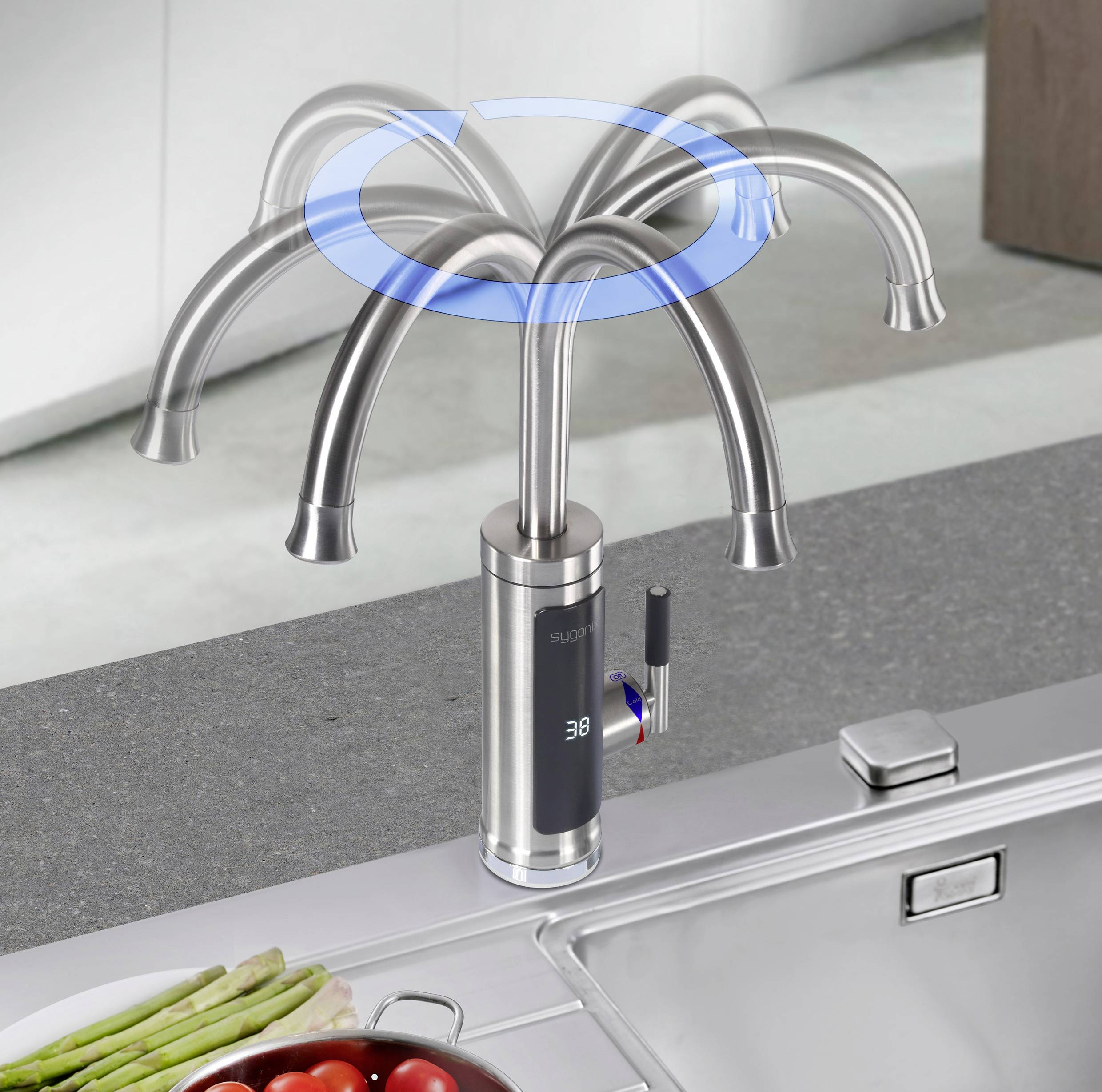 Ein stilvoller Wasserhahn mit mehreren gebogenen Ausläufen über einem Küchenwaschbecken ist in Aktion zu sehen, umgeben von frischen Zutaten.