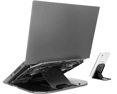 Ein Laptop und ein Tablet stehen auf verstellbaren Ständern, die ergonomische Nutzung ermöglichen.