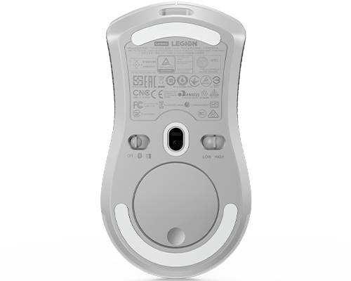 Unterseite einer Computermaus mit Schaltern für Ein/Aus und DPI-Einstellung. Symbole und Markenkennzeichnungen sind sichtbar.