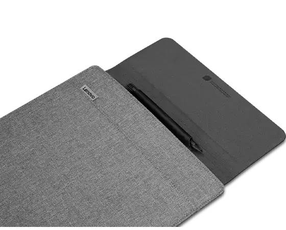 Graue Laptophülle aus Stoff mit einem Stifthalter und einem schwarzen Stift darin. Links oben ist ein Herstellerlogo angebracht.