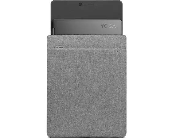 Eine graue Laptoptasche mit einem halb herausragenden Laptop, auf dem das Wort 'YOGA' steht. Die Tasche hat ein modernes Design.