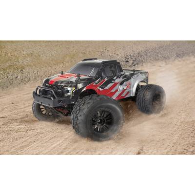 Ferngesteuertes Auto fährt schnell über eine staubige Offroad-Strecke. Das Fahrzeug ist in Rot und Schwarz gehalten.
