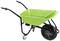 Grüne Schubkarre mit schwarzem Rahmen, einem Rad vorne und zwei Stützrollen hinten, auf weißem Hintergrund.