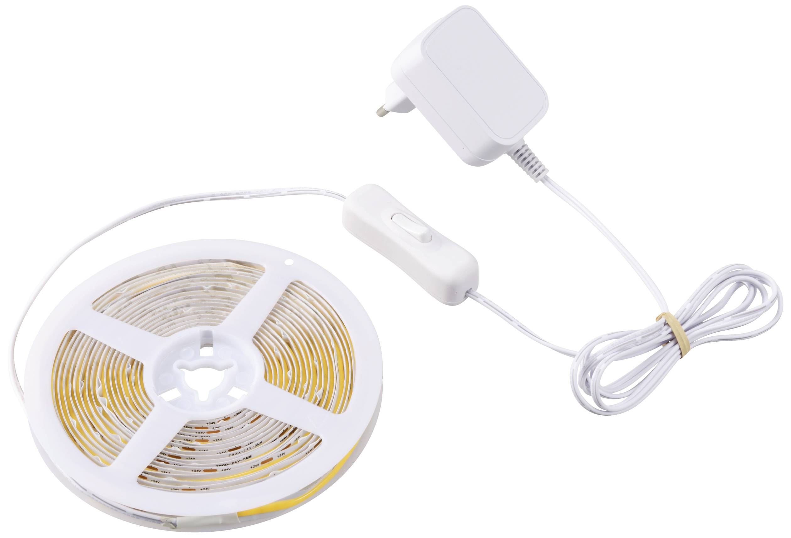 Eine LED-Lichterkette auf einer Rolle, verbunden mit einem weißen Netzkabel und einem Steckernetzteil.
